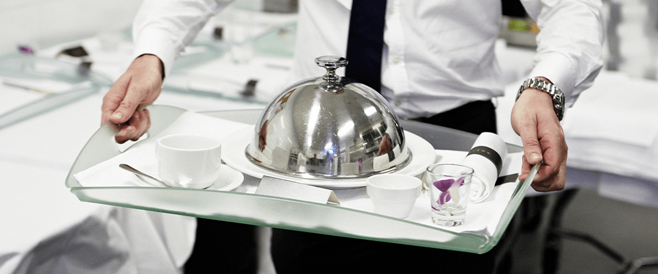 ospătar cu tavă cu masă gata de servire