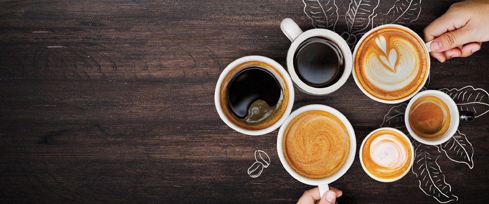 masă de lemn văzută de sus cu diferite băuturi de cafea