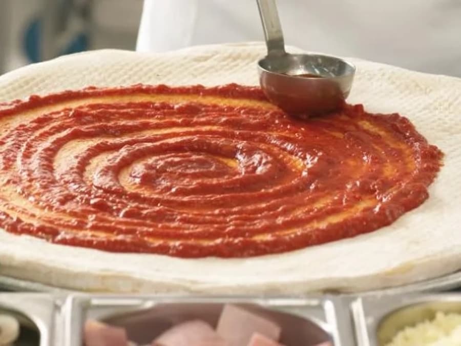 Основа піци з томатним соусом