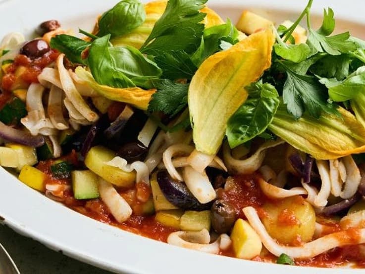 Овочева паста з томатним соусом та зеленню