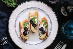 Брускета з куркою​